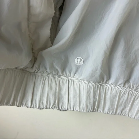 Lululemon Bombs Away Jacket in reversible white/city breeze white multi size: 8 - Picture 9 of 13